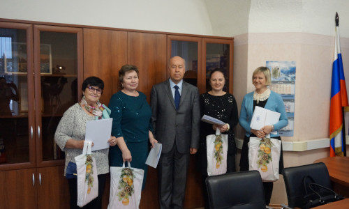 Депутат Государственной Думы Валерий Иванов вручил врачам и медсестрам учреждения Благодарственные письма.